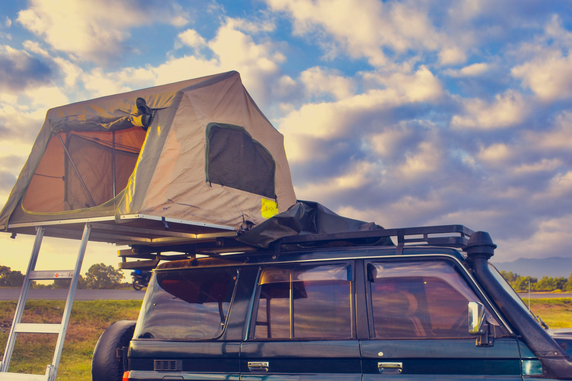 Land Cruiser rooftop tents thumbnail